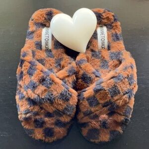 MINNETONKA SZ 10/11 FIT SLIPPERS NEVER WORN